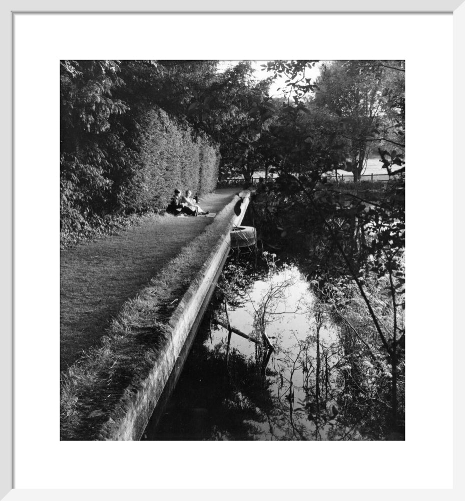 Picnickers by the lake at Glyndebourne, 1957