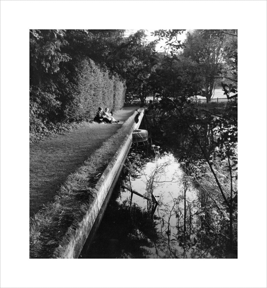 Picnickers by the lake at Glyndebourne, 1957