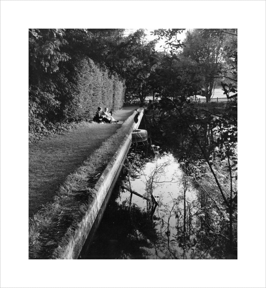 Picnickers by the lake at Glyndebourne, 1957