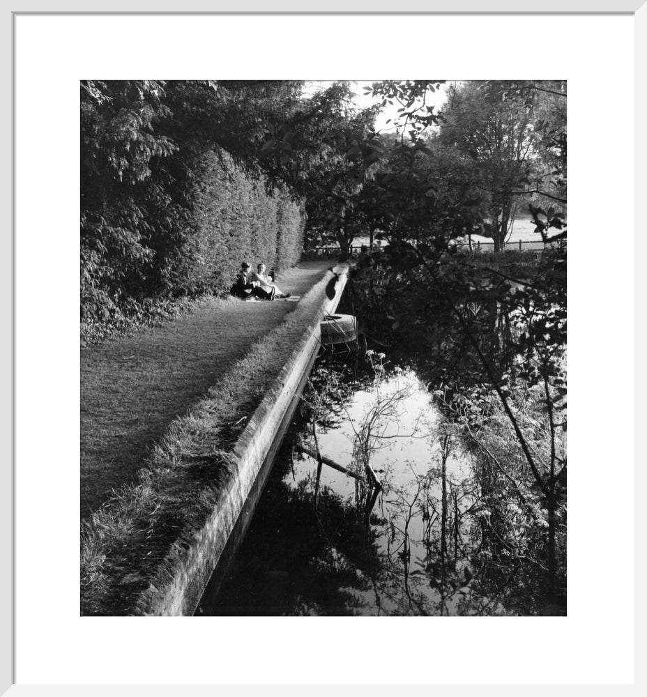 Picnickers by the lake at Glyndebourne, 1957