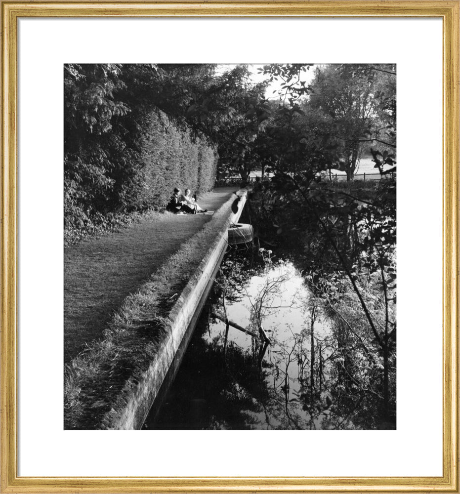 Picnickers by the lake at Glyndebourne, 1957