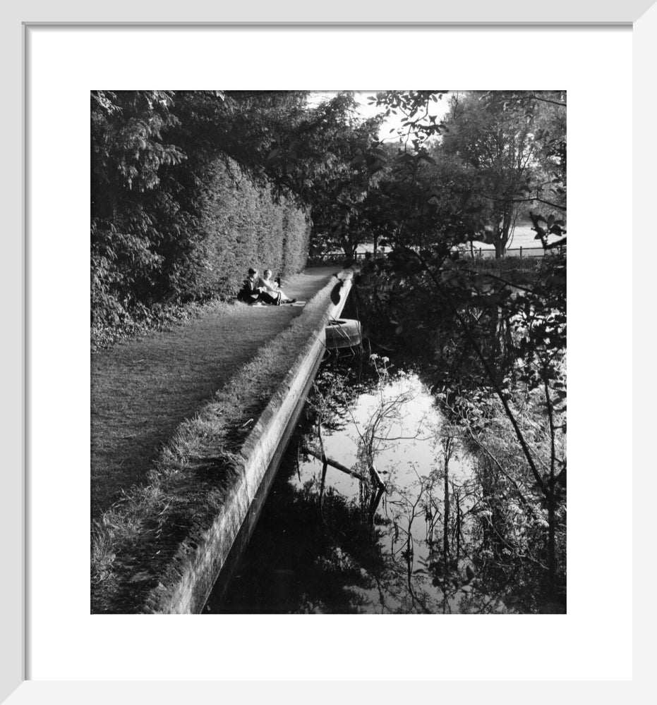 Picnickers by the lake at Glyndebourne, 1957
