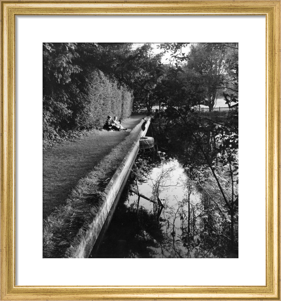 Picnickers by the lake at Glyndebourne, 1957 